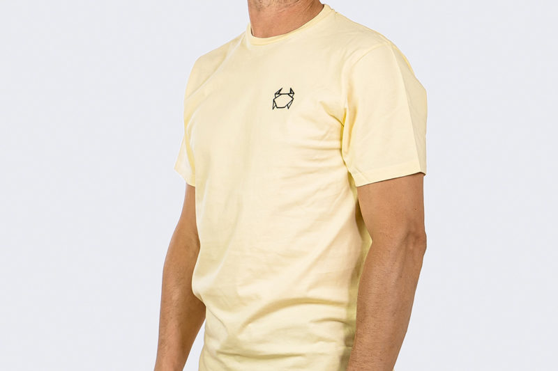 Camiseta de hombre amarilla estampada Sand Crab para el verano. Prenda moderna, sostenible, transpirable y duradera.